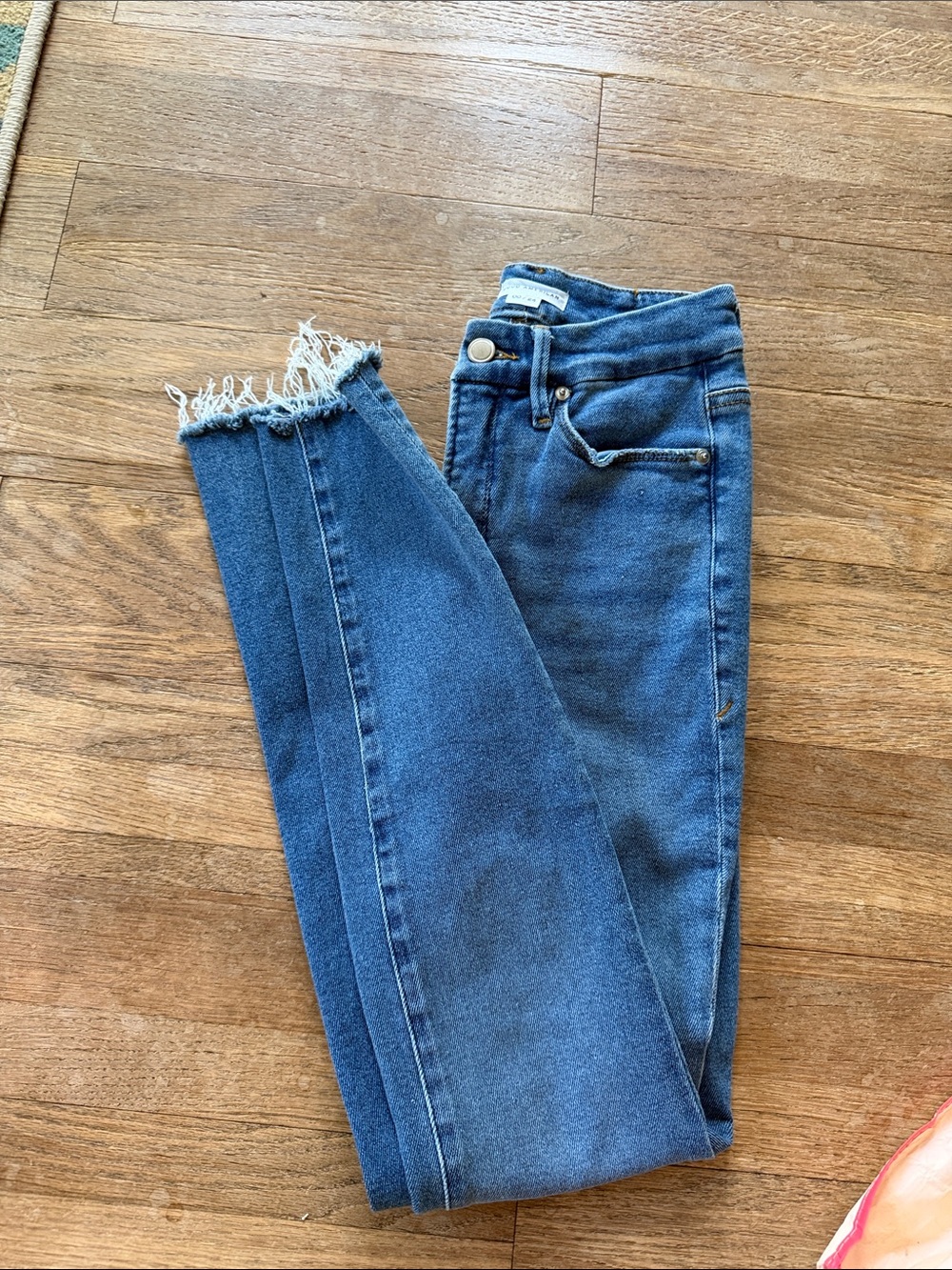 Good American Skinny Jeans in Blue with Frayed Hem